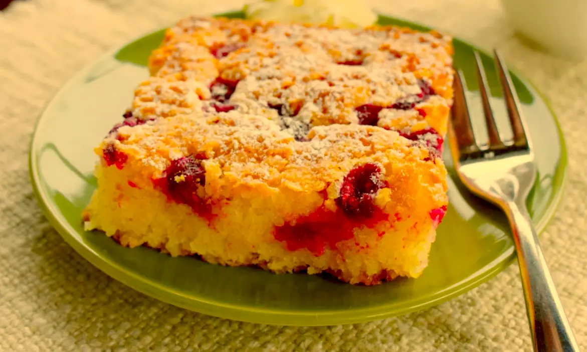 Avena con coco y sésamo tostado, cerezas, una opción de desayuno crujiente, rica en fibra, antioxidantes y apta para veganos.